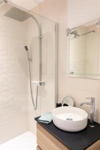 坎佩尔Appartement spacieux的白色的浴室设有水槽和淋浴。
