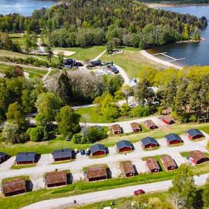 胡丁厄Stockholm Swecamp Flottsbro的享有湖畔露营地的空中景致