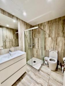 普罗塔拉斯Emerald Suites的一间带卫生间和玻璃淋浴间的浴室