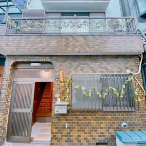 大阪悠雅軒的带阳台和门的砖砌建筑