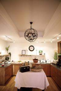 维斯比古特酒店的厨房配有桌子和墙上的时钟