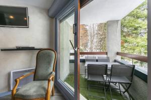 巴里吉斯L'Esquiròu - Proche pistes pour 6的客房设有带桌椅的阳台。
