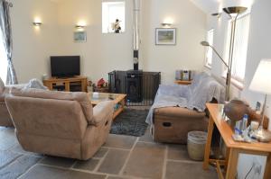什鲁斯伯里Stone Cottage的客厅配有两张沙发和一台电视机