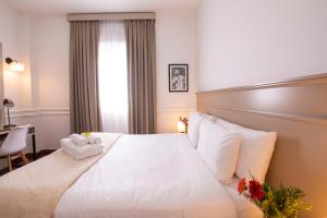 布宜诺斯艾利斯El Misti Hotel Buenos Aires Centro的酒店客房带白色的床和毛巾