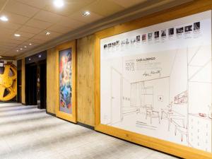 米兰宜必思米兰中心酒店的走廊上画着一个项目