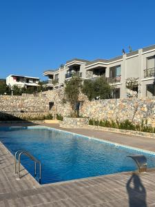 米拉斯Magnificent Flat with Shared Pool in Milas的大楼前的游泳池