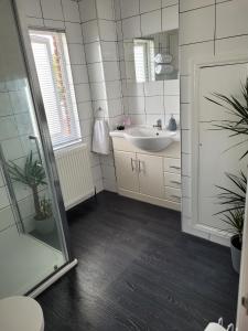 滨海绍森德Edelweiss Guest House的一间带水槽和镜子的浴室