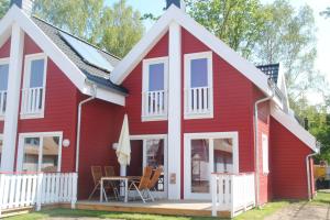 格洛韦Ferienhaus Wellenläufer Haus - Sauna, Terrasse, Garten的白色屋顶的红色房子