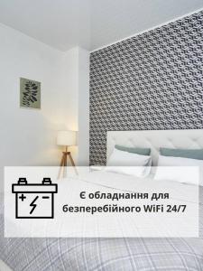 敖德萨Apartments Club Marine的卧室配有白色的床和带桌子的墙壁