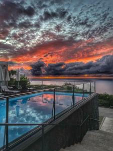 莫什泰鲁什Mosteiros Place的一座享有日落美景的游泳池