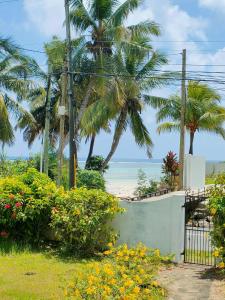 Au Cap卢云娜尤娜别墅的棕榈树和鲜花海滩的大门