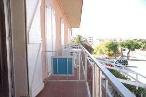 休达德亚休达德亚巴黎旅馆的大楼内的阳台设有蓝色门