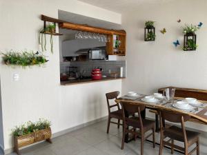 NaranjoCasa vacacional familiar的一间带桌椅的用餐室和一间厨房