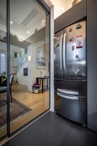 佛罗伦萨YiD luxury & Design penthouse L5的一间带不锈钢冰箱和用餐室的厨房