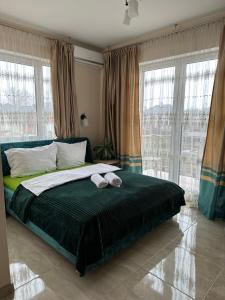 Łomianki DolneVilla Speranza Kościelna Droga 12的一间卧室配有一张床,上面有两条毛巾