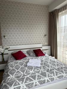 Łomianki DolneVilla Speranza Kościelna Droga 12的卧室内的白色床和红色枕头