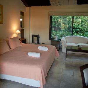 维多利亚Campo & Golf的一间卧室配有一张大床和两条毛巾