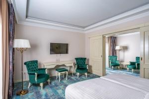赛比什鲁尔德奥尔酒店的酒店客房配有一张床、椅子和一张书桌