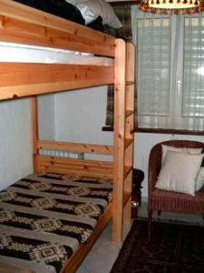 阿斯科纳Casa Franci的一间卧室配有双层床和椅子