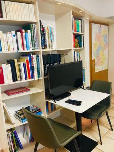 杜塞尔多夫Schöne ruhige Wohnung (42qm) in Messenähe!的图书馆的桌子上电脑