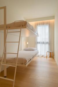 巴塞罗那Jardinets De Gràcia by The 5ve Soul的一间卧室配有带梯子的双层床