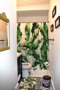辛辛那提Apt - Columbia Tusculum - Patio(2)的浴室设有卫生间和绿叶淋浴帘。