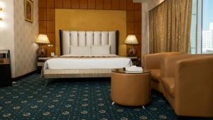 麦纳麦Panorama Hotel and Spa的酒店客房,配有床和沙发