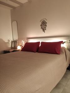 库谢韦尔尼La Maisonnette de Gallerie的一间卧室配有一张带红色枕头的大床