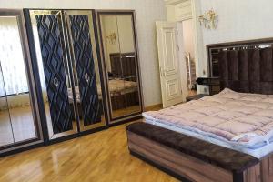 巴库Buzovna Villa的一间卧室设有一张大床和一个大镜子