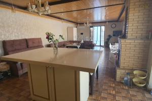 巴库Buzovna Villa的一间厨房和一间带大岛的客厅