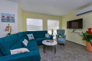 奥拉涅斯塔德Beach Dream Island House的客厅配有蓝色的沙发和电视