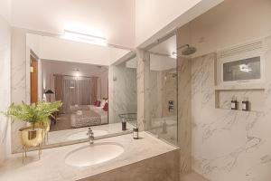 康提Gracian Villa的一间带水槽和大镜子的浴室