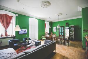 维尔纽斯牙买加旅舍的客厅设有绿色的墙壁和沙发