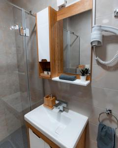 迪瓦伊巴雷Divchy dream studio的一间带水槽和镜子的浴室