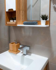 迪瓦伊巴雷Divchy dream studio的一间带水槽和镜子的浴室