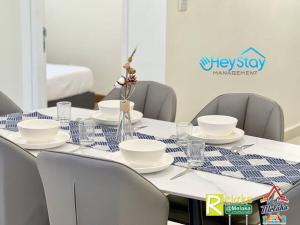 马六甲The Apple Residence By Heystay Management的一张桌子上布满了蓝白的桌布
