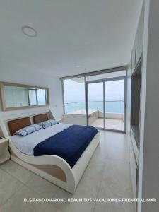 通苏帕GRAND DIAMOND BEACH Tus vacaciones frente al mar的一间卧室设有一张床,享有海景