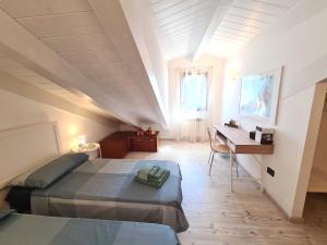 布拉诺岛Ca' Nova - Burano的阁楼卧室配有两张床和一张书桌