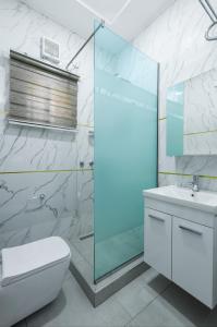 阿布贾BKT Cribs - Apartments & Suites的带淋浴、卫生间和盥洗盆的浴室