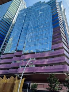 伊斯坦布尔Premium Stay 3 BDR Maslak 1453的紫色窗户的高大的玻璃建筑