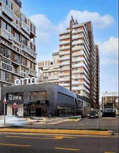 伊斯坦布尔Otto Residences City Center 216的一座高楼城市的建筑