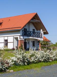 Paszowice兰花山农家乐的白色房子,有橙色屋顶