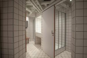 阿姆斯特丹阿姆斯特丹创造者旅舍的浴室的走廊铺有白色瓷砖