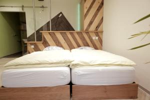 OsenbachLe Domaine du Verger, Chambres et SPA prive的一张带两个枕头的床
