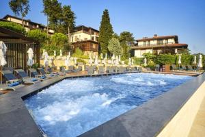 索佐波尔Eve Santa Marina Apartment II - sea, pools, relax的一个带椅子和遮阳伞的游泳池