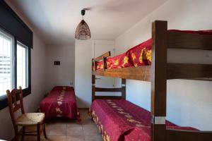 托里代巴拉AT033 La Siesta的客房设有两张双层床和一张桌子。