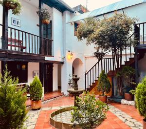 波哥大Casa Aranjuez的种有盆栽植物的庭院和楼梯