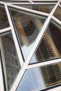 布哈拉翔升酒店 的建筑物的窗户,建筑物的反射