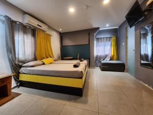 埃拉特Amdar Hostel的一间卧室配有一张带黄色窗帘的大床