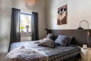 伊德菲尔Nybyggda parhus i Idre的一间卧室配有一张带蓝色毯子和枕头的床。
